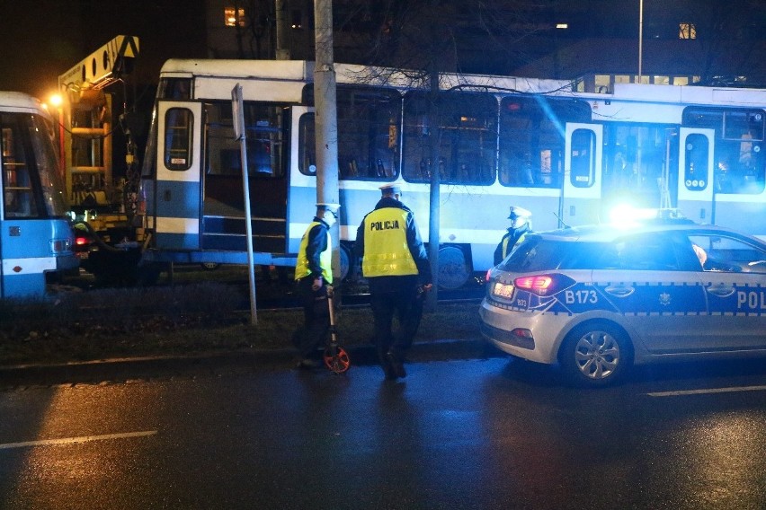 Poważny wypadek pod Sky Tower. Tramwaj potrącił kobietę 