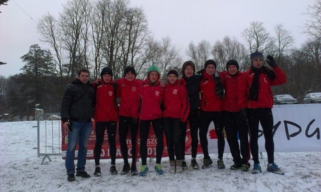 Mistrzostwa odbyły w śnieżnych warunkach. Nz. drużyna Resovii.
