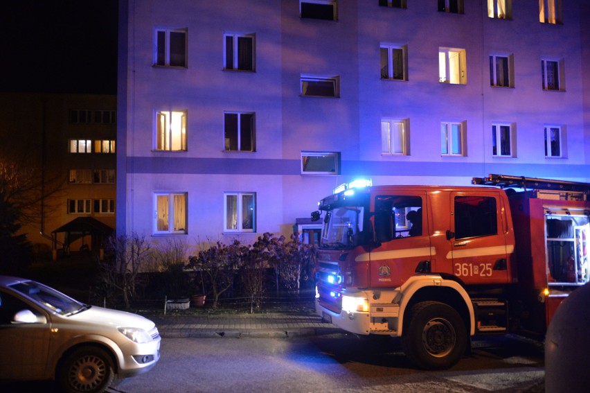 Pożar w Przemyślu. Ogień wybuchł w mieszkaniu przy ul. Glazera. Strażacy wyprowadzili mieszkańców z bloku [ZDJĘCIA]