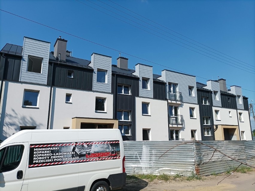 Budowa bloku komunalnego przy ul. Wołodyjowskiego w Ostrowi Mazowieckiej na finiszu. Zdjęcia