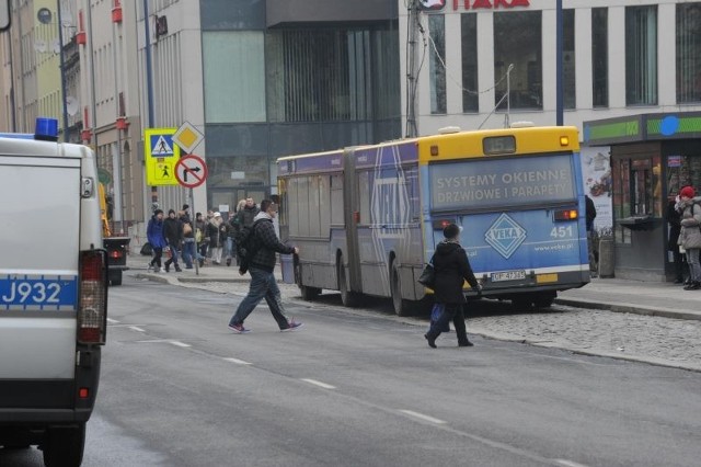 Piątek, ul. Reymonta w Opolu. Piesi, nie zważając na stojący obok radiowóz, przechodzą przez ulicę w niedozwolonym miejscu.
