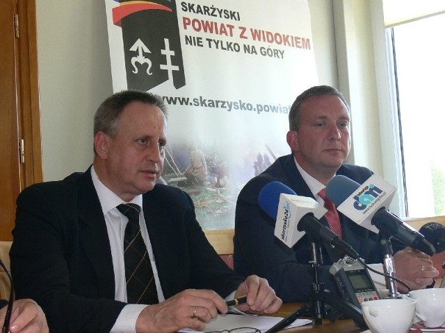 Andrzej Jarzębowski (na zdjęciu z lewej, w towarzystwie starosty Michała Jędrysa) dzień po wyborze na stanowisko mówił o planach wyprowadzenia placówki na prostą.