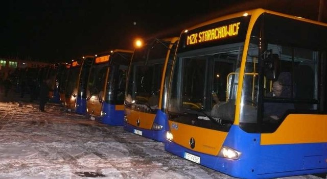 Dziesięć nowoczesnych, niskopodłogowych autobusów dotarło we wtorek do Starachowic z Warszawy. Kierowcy mówili, że ze stolicy jechało się znakomicie.