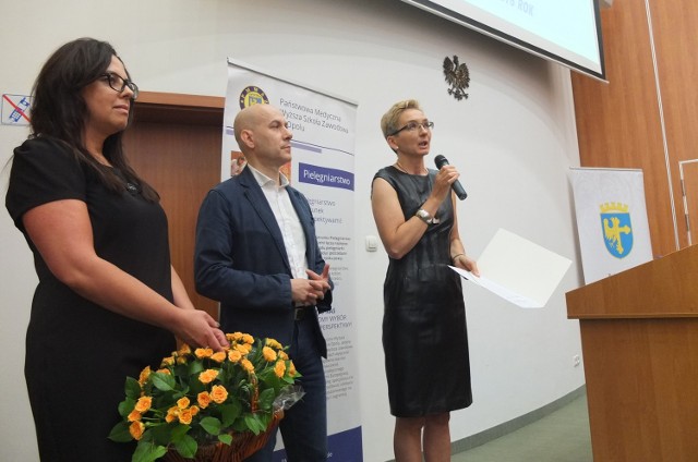 Na zdjęciu (od lewej) Sylwia Sikorska-Stach z Domowego Hospicjum, rektor Tomasz Halski i Lucyna Sochocka z PMWSZ.