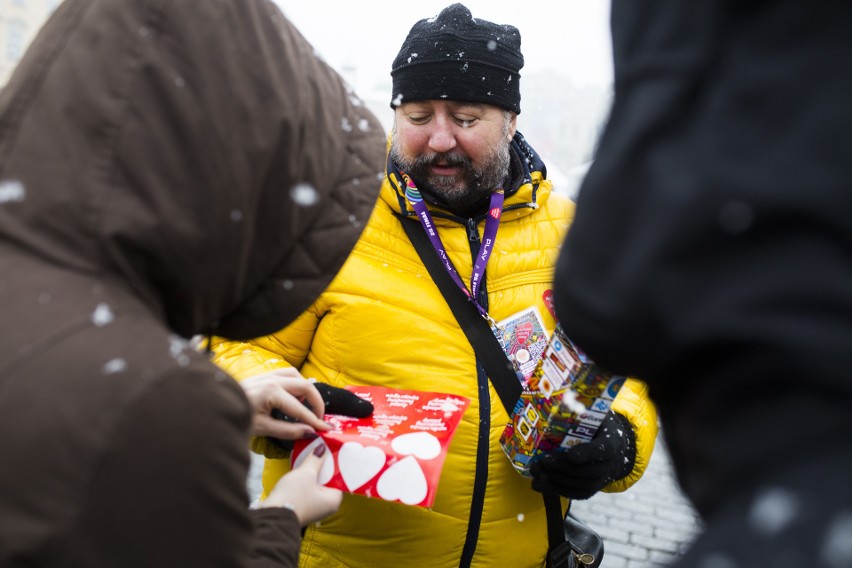 WOŚP w Krakowie. Zobaczcie jak kwestują wolontariusze