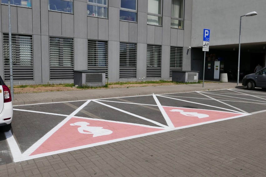 Warszawa: Miejsca parkingowe dla kobiet w ciąży na parkingu przed urzędem dzielnicy Ursynów. Nie regulują ich żadne przepisy [ZDJĘCIA]