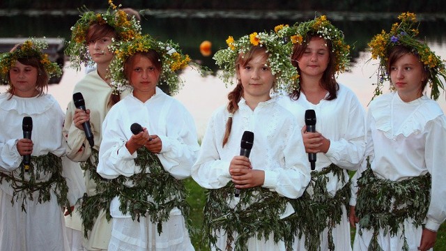 W trakcie imprezy odbędą się warsztaty z plecenia wianków.