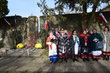 Święto Niepodległości w Koprzywnicy. Liczne delegacje z kwiatami i zniczami przed Murem Pamięci. Zobacz zdjęcia  