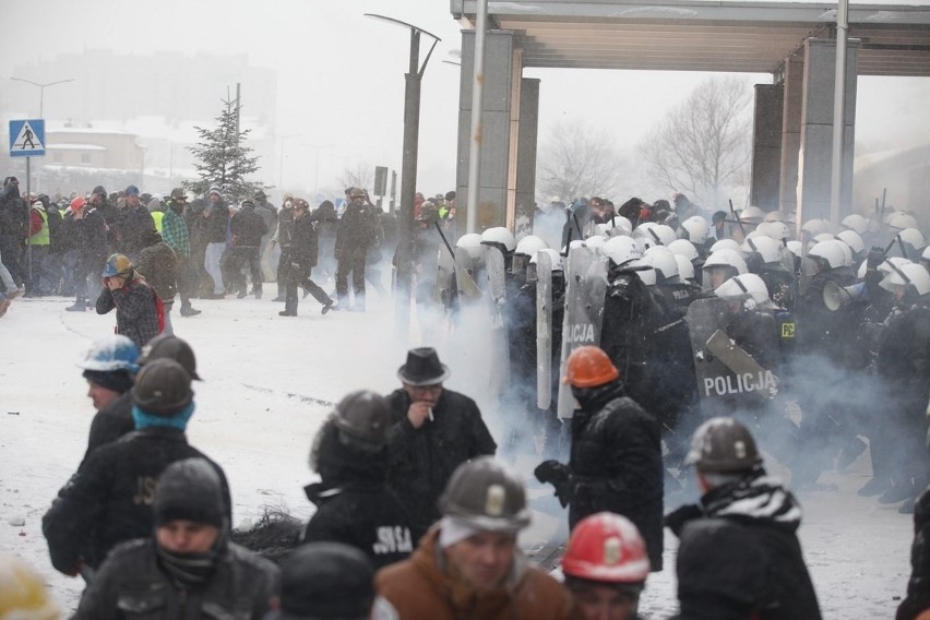 Strajk JSW: Bitwa górników z policją przed siedzibą JSW