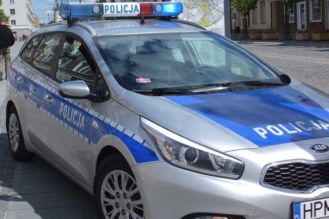 Policja przypuszcza, że najprawdopodobniej 49-letni rowerzysta wjechał na przejście, gdy sygnalizator wyświetlał dla pieszych światło koloru czerwonego.