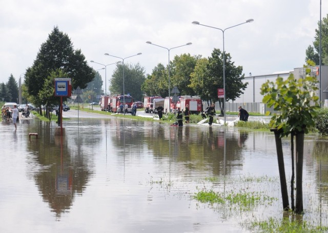 Woda zalała jezdnię ulicy Maratońskiej w Radomiu na wysokości mostu.