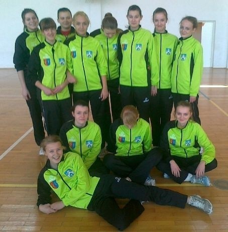 Dziewczęta z Jedynki na turnieju w Dąbrowie Górniczej wystąpiły w dresach ufundowanych przez Solidarność Celsa Huta Ostrowiec.