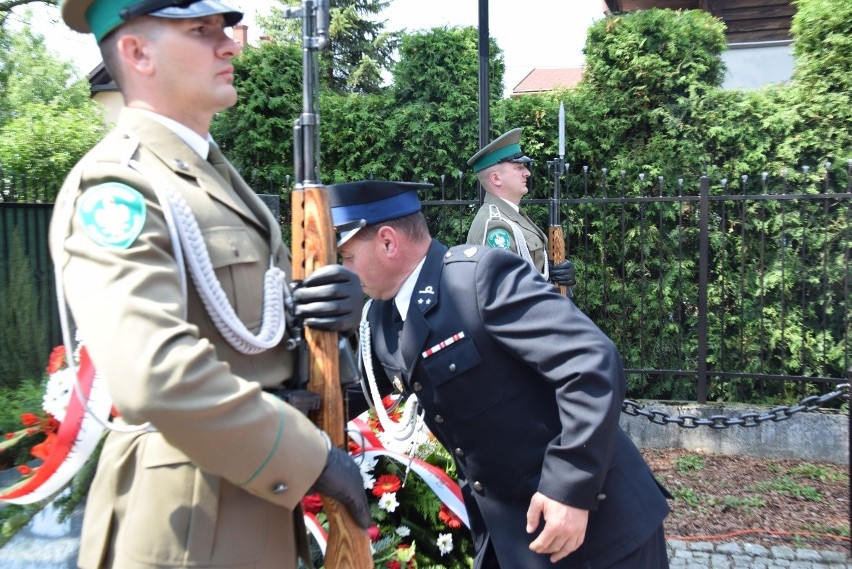 Hołd dla 30 ofiar pacyfikacji Radwanowic w miejscu kaźni hitlerowskiej. Wspomnienia bestialskiego mordu [ZDJĘCIA] 