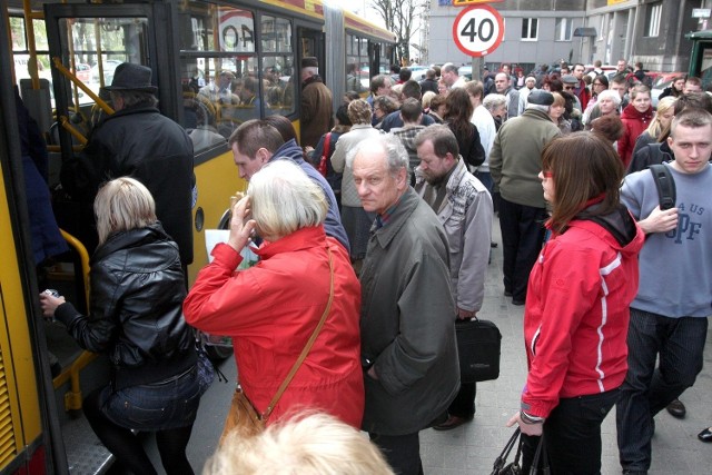 Zepsuty autobus MPK zablokował Przybyszewskiego. 9 linii autobusowych skierowano objazdem.