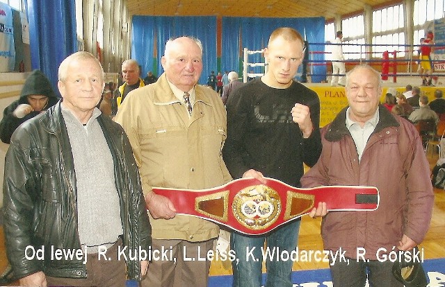 Zamknęła się historia jednego z legendarnych, charyzmatycznych pięściarzy rodem z Grudziądza. LESZEK LEISS na pamiątkowym zdjęciu w MKS Start Grudziądz. Od lewej: R. Kubicki, Leszek Leiss, Krzysztof Diablo-Wlodarczyk, R. Górski.