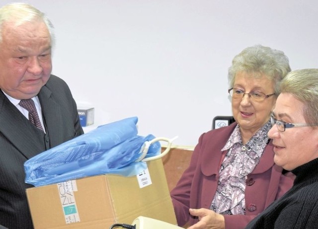 W miniony wtorek NFOZ (Elżbieta Chmielewska w środku) przekazał szpitalom kolejny sprzęt 