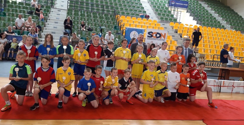 Trzecie miejsce Szkoły Podstawowej Królewiec w turnieju piłki ręcznej w Kielcach 