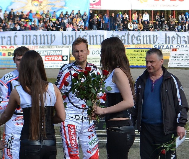 Liderem Lokomotivu jest Joonas Kylmäkorpi (otrzymuje kwiaty). Z prawej - Nikołaj Kokin, trener łotewskiej drużyny.