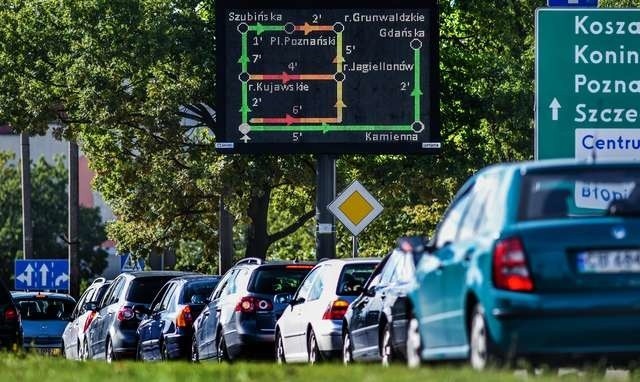 Trzydzieści jeden kilometrów na godzinę to prędkość, z jaką w maju poruszaliśmy się autami w centrum miasta. To wolniej niż rok temu. Mimo to Bydgoszcz - wg serwisu korkowo.pl - nie należy do najwolniejszych miast w kraju. Na zdjęciu: wczorajszy korek na 