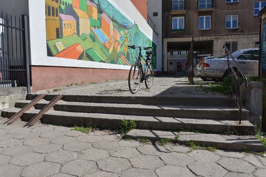 Tajemnicza śmierć w centrum Kielc. Nie żyje 22-latek (WIDEO)