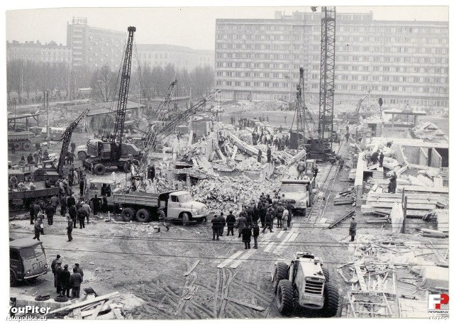 To była największa katastrofa budowlana w historii powojennego Wrocławia. Do tragedii doszło 22 marca 1966 roku. Zginęło 10 robotników