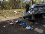 Wypadek na DK 63: Opel wypadł z jezdni podczas wyprzedzania. 28-latka trafiła do szpitala [ZDJĘCIA, WIDEO]