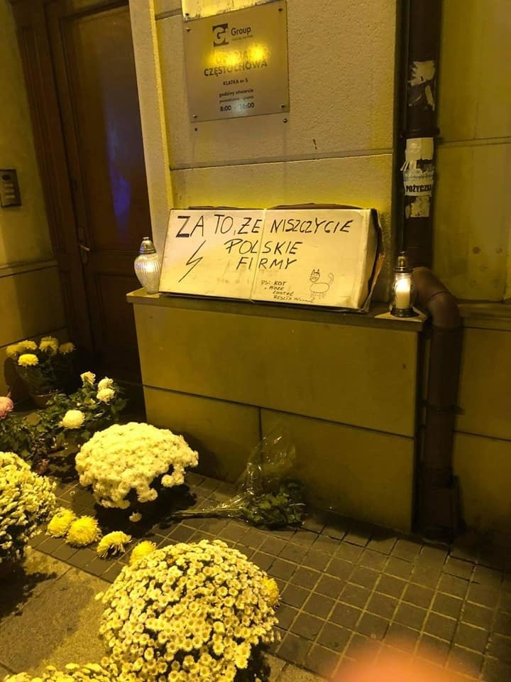 Kwiaty i znicze pod biurem senatora PiS w Częstochowie....