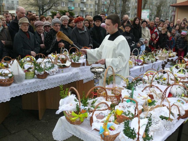 Święcenie pokarmów przy kościele Trójcy Przenajświętszej w Stalowej Woli.