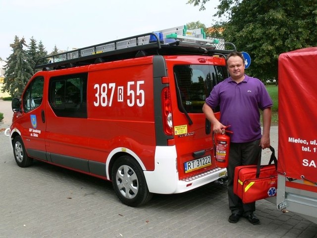 Kapitan Wojciech Zioło, komendant miejskiej ochrony przeciwpożarowej w Tarnobrzegu prezentuje część wyposażenia nowego samochodu, jaki trafił do jednostki OSP w Sielcu