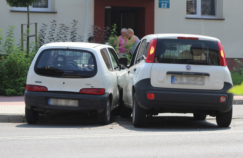 Oświęcim. Uszkodzone dwa fiaty po zderzeniu na al. Słowackiego