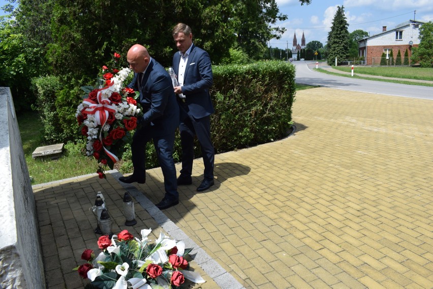 W obchodach uczestniczyli między innymi od lewej: Robert...