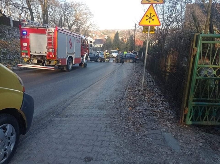 Zderzenie samochodów w Modlnicy na ul. Kościelnej