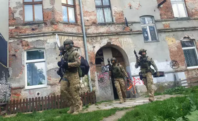 Funkcjonariusze z Samodzielnego PododdziałuKontrterrorystycznego Policji weszli do mieszkania wywarzając drzwi