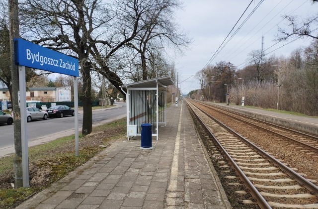 Peron z wiatą na przystanku Bydgoszcz Zachód, stan obecny. Do końca września 2024 roku przystanek zostanie całkowicie zmodernizowany.