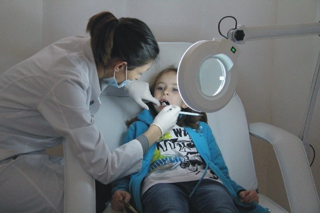 Przeglądy zębów odbywały się w przyjaznych dla dzieci warunkach.