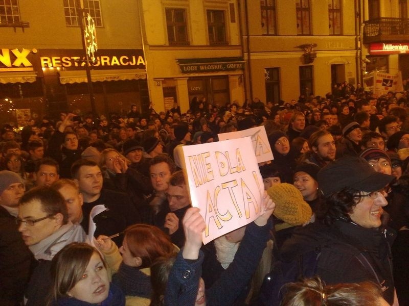 W Toruniu na Rynku Staromiejskim o godz. 17 zebrały się...