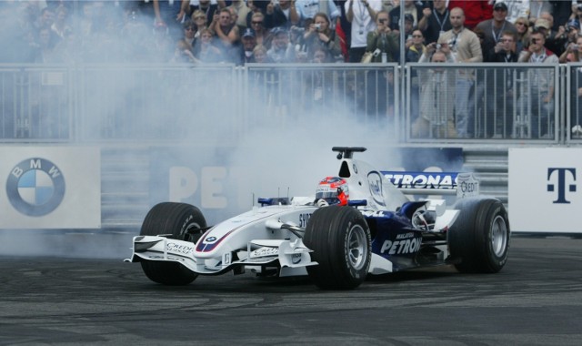 14.06.2008 warszawa bmw sauber pit line park 2008 na plycie lotniska bemowo nz robert kubica sport f1 formula 1 samochod dziecko pokaz baczek palenie gumy fot mateusz wroblewski/polskapresse