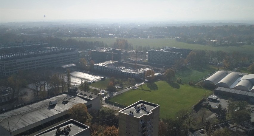 Kraków. Mieszkaniowa betonoza w miejscu historycznego stadionu przy Błoniach. Nadchodzi parkingowy armagedon [ZDJĘCIA] 