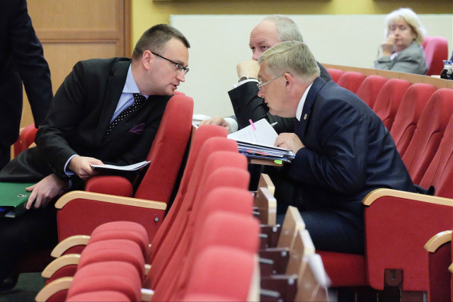 Prezydenci Tadeusz Truskoalski i Rafał Rudnicki byli w poniedziałek publicznie chwaleni przez radnego PiS Zbigniewa Brożka za połączenie CLZ z BOK