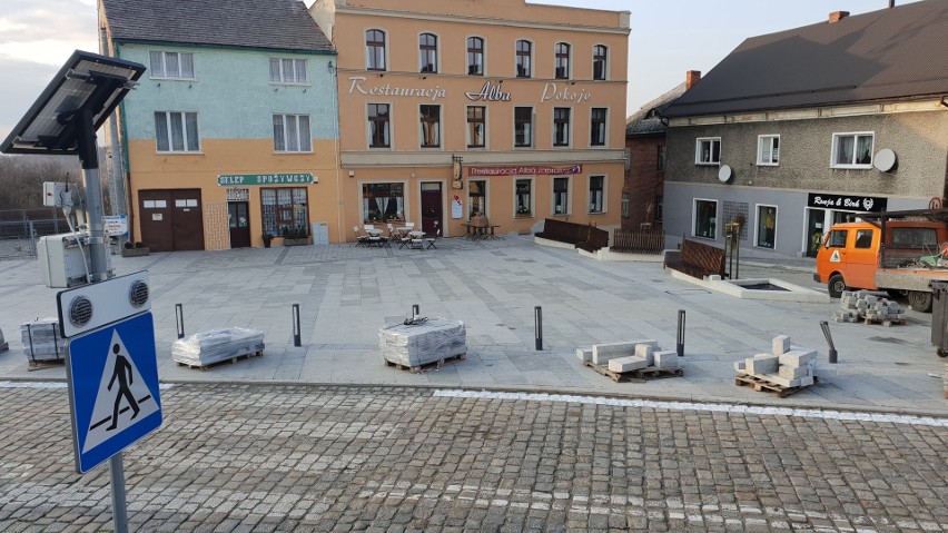 Rynek na Górze św. Anny. Nowy granit lśni, ale jest mało miejsca na zieleń 