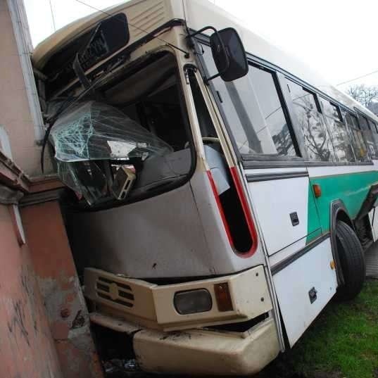 Autobus uderzył w jedną z kamienic na ulicy Piastowskiej.