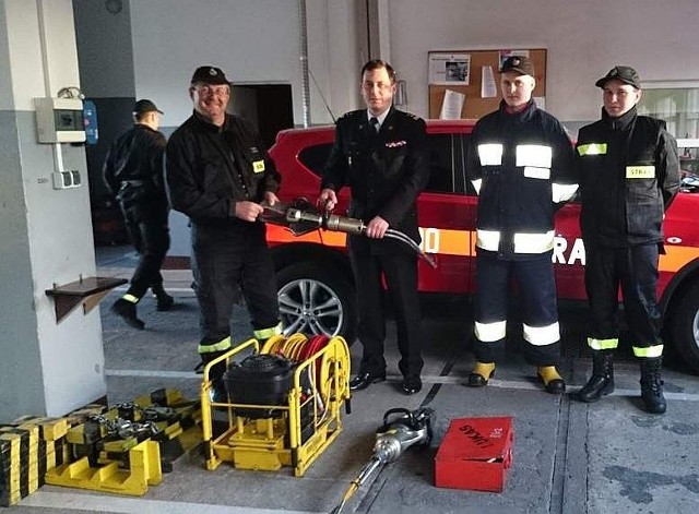 Ochotnicy z Podwieska dostali z chełmińskiej komendy zestaw hydrauliczny do ratownictwa technicznego. Wprawdzie używany, ale sprawny.