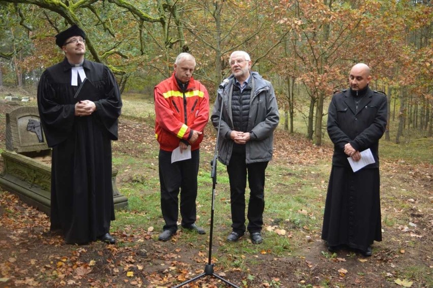 Od lewej: pastor M. Walukiewicz, A. Maliński, pastor H....