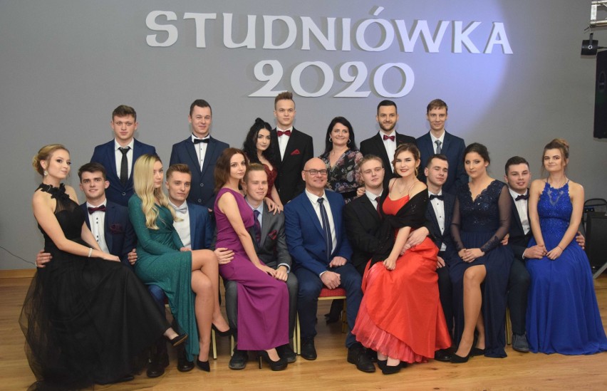 Studniówki 2020. Bal w ZSP 3 Malbork. Tak młodzież tańczyła poloneza i bawiła się na studniówce w Malborku [zdjęcia, wideo]