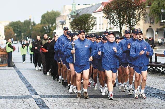 Policjanci biegli ramię z ramię z niepełnosprawnymi intelektualnie sportowcami. Na zdjęciu w pierwszym szeregu od lewej asp. sztab. Jarosław Pietnicki i Marek Molto, jeden z zawodników.