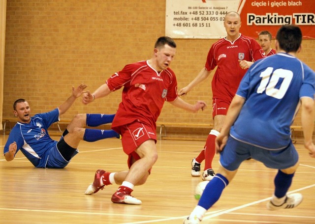 Migawka z rewanżu Raf-Mix Świecie - Team Chełmno. Na środku Piotr Kaczkowski, strzelec dwóch goli dla ustepującego mistrza