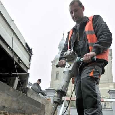 Dawid Gajewski z firmy Bedrokam przygotowuje grunt do przebudowy odcinka ul. Senatorskiej przebiegającego przez Rynek