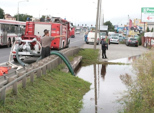 Zalany został teren przy Warszawskiej 149, gdzie mieści się hurtownia artykułów budowlanych.