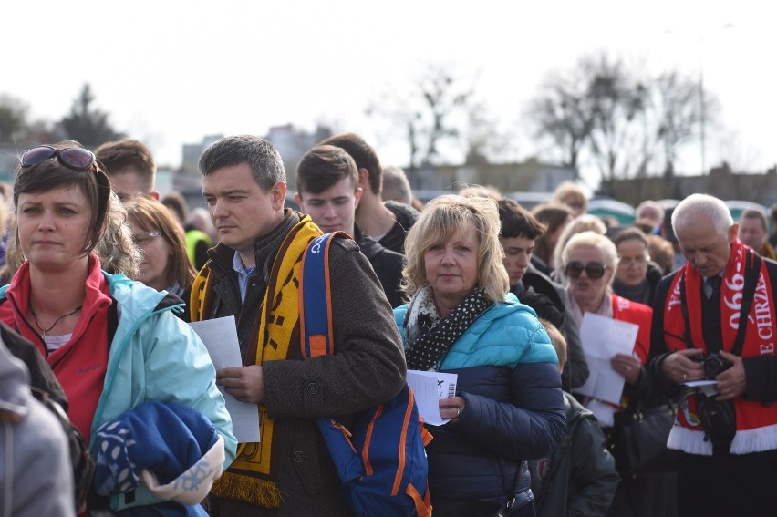 Rocznica chrztu Polski: Na stadion przybywają tłumy