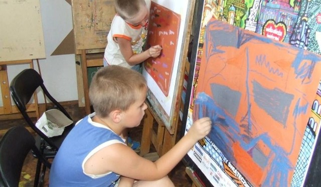 Dzieci lubią rozwijać artystyczne talenty w ChDK.